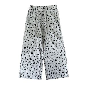 NWT Knot Sisters Black and Gray Rose Print Cropped Pants Size S